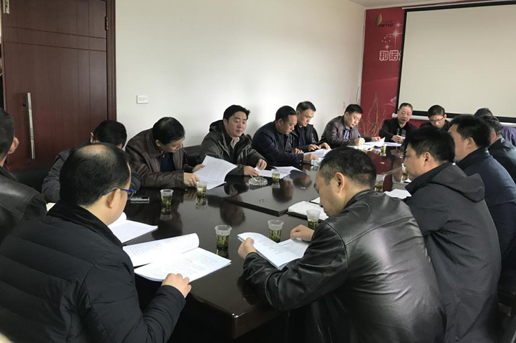 der stellvertretende Gouverneur kam zu unserer Firma, um die Situation von zu untersuchen